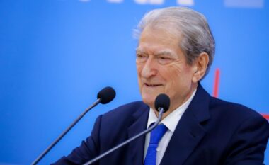 Qytetarët e Vlorës në protestë për ujin, Berisha: I përgëzoj për reagimin, ua zunë galanë në fyt! Të mblidhemi kundër regjimit