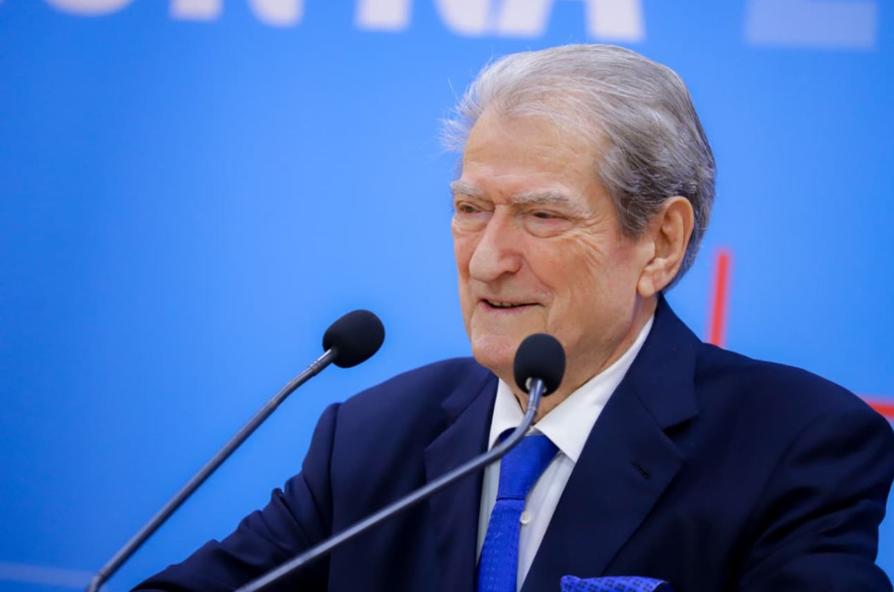 Qytetarët e Vlorës në protestë për ujin  Berisha  I përgëzoj për reagimin  ua zunë galanë në fyt  të mblidhemi kundër regjimit