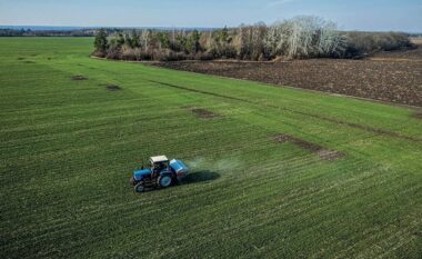Nuk ndalet rënia e bujqësisë dhe industrisë, rritja po vjen nga sektorë të paqëndrueshëm