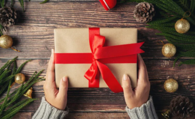 Dhuratat e Krishtlindjeve, ja me çfarë t’i surprizoni të dashurit tuaj sipas shenjës së tyre të horoskopit