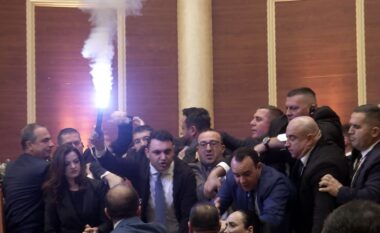 Kaosi në Kuvend/ Deputetët e PD ndezin flakadanë, Berisha: Sillini hajdutët këtu, Bardhi: E keni mbyllur Belindën në kasafortë