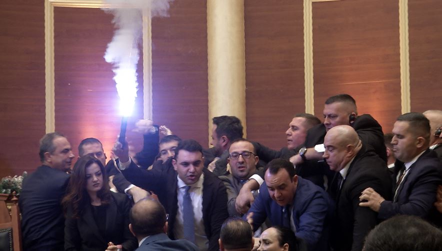 Kaosi në Kuvend/ Deputetët e PD ndezin flakadanë, Berisha: Sillini hajdutët këtu, Bardhi: E keni mbyllur Belindën në kasafortë