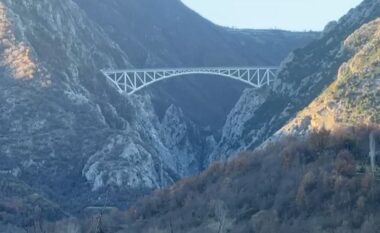 E rëndë në Mat/ Nipi i Nehat Kullës hidhet nga ura 160 metër e lartë, policia në kërkim të 40-vjeçarit