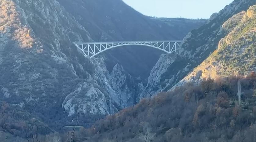 E rëndë në Mat/ Nipi i Nehat Kullës hidhet nga ura 160 metër e lartë, policia në kërkim të 40-vjeçarit