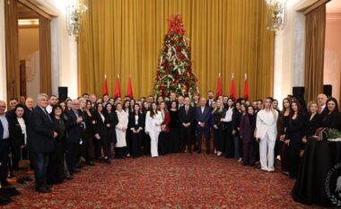 Presidenti Begaj pret gazetarët për festat e fundvitit, vlerëson përgjegjësinë e medias ndaj interesit publik (VIDEO)