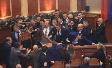 Tensionet në Kuvend/ Peleshi përjashton Klevis Balliun dhe Flamur Nokën