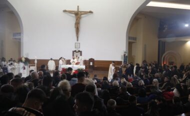 Besimtarët e krishterë festojnë sot Krishtlindjen, qytetarët luten për më shumë shëndet e mirësi