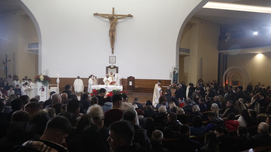 Besimtarët e krishterë festojnë sot Krishtlindjen, qytetarët luten për më shumë shëndet e mirësi