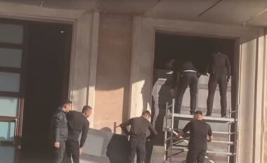 Nesër protesta e opozitës, “blindohet” Kryeministria (VIDEO)