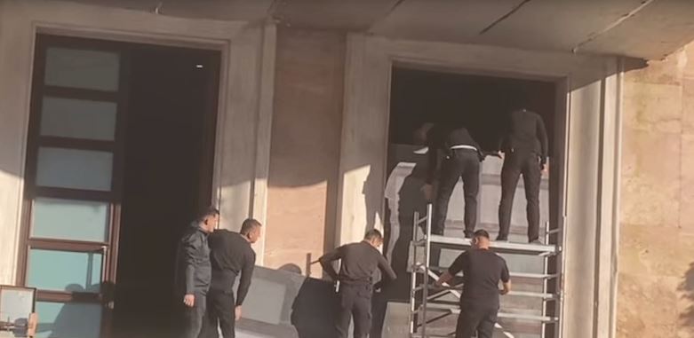 Nesër protesta e opozitës, “blindohet” Kryeministria (VIDEO)