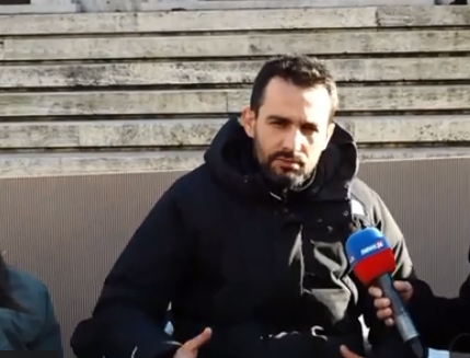 Adriatik Lapaj vijon protestën para Kryeministrisë  Të imponojmë dorëheqjen e Ramës