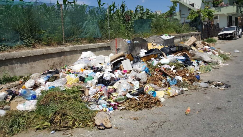 Paguaj sipas hedhjes/ Taksa e mbetjeve do ndryshojë për familjet dhe bizneset