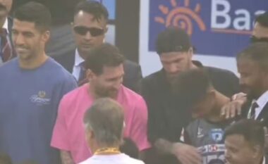 Gjesti prekës/ Truproja e Mesit, De Pol largon rojen e sigurisë dhe ndihmon djalin e ri të bëjë fotografi me kampionin e Botës (VIDEO)