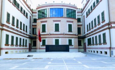 U denoncua nga ish-bashkëjetuesi, ndalohet nga policia drejtoresha e Ministrisë së Brendshme, ja për çfarë akuzohet