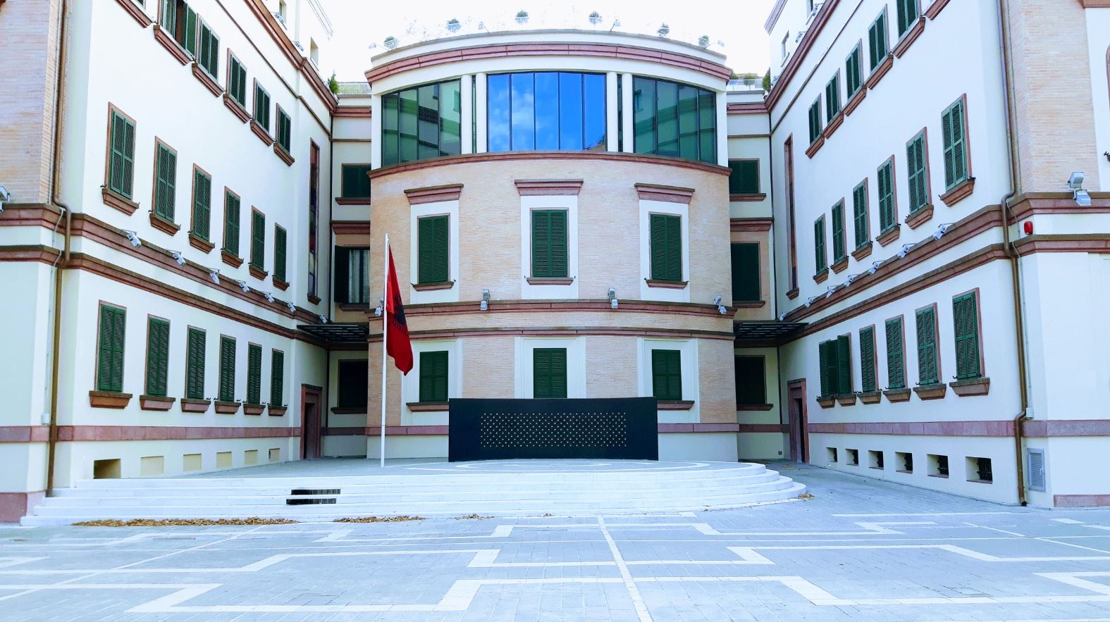 U denoncua nga ish-bashkëjetuesi, ndalohet nga policia drejtoresha e Ministrisë së Brendshme, ja për çfarë akuzohet