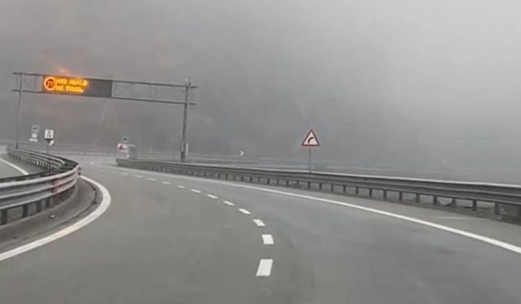 Prej një muaji Rruga e Kombit e mbuluar nga mjegulla
