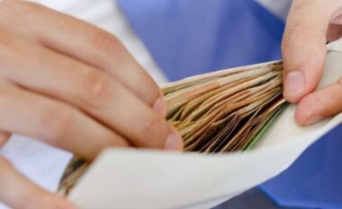 INSTAT: 50% e të punësuarve nuk marrin më shumë se 52 mijë lekë neto në muaj