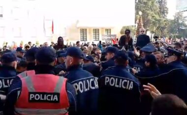 Nis protesta e “Shqipëria Bëhet” para kryeministrisë, aktivistët përplasen me policinë (VIDEO)