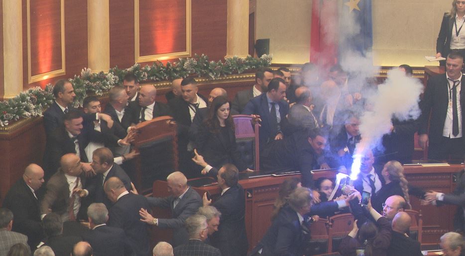 PS heq dorë nga ndëshkimi për 19 deputetë  masa vetëm për 10 ligjvënës