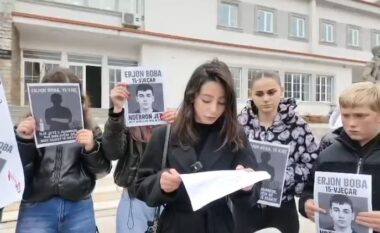 Vrasja e 15-vjeçarit Erjon Boba, të rinjtë dalin në protestë në Bulqizë: Duhet të ndihemi të sigurt kudo