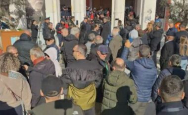 Protesta për ujin, shpërthejnë banorët: Kujt t’i kërkojmë llogari, Balluku si hajdute me çizme është nën hetim për vete…!