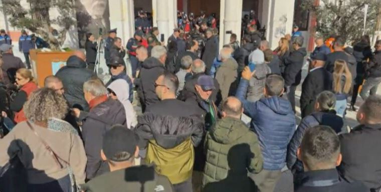 Protesta për ujin, shpërthejnë banorët: Kujt t’i kërkojmë llogari, Balluku si hajdute me çizme është nën hetim për vete