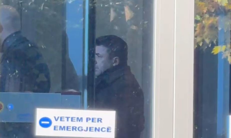 Akuza për “shpërdorim detyre”, Elvis Roshi paraqitet në SPAK