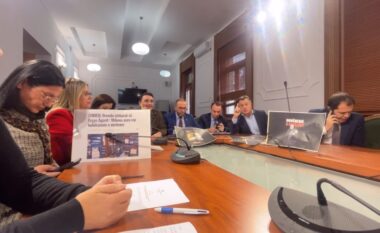 “Shkoni te zyra e Gysit, aty bëni mbledhje”- Debate në Sekretariatin e Etikës, Bardhi: Pse nuk përjashtoni anëtarët e qeverisë që sillen si banditë?!