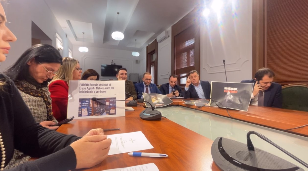 Shkoni te zyra e Gysit, aty bëni mbledhje/ Debate në Sekretariatin e Etikës, Bardhi: Pse nuk përjashtoni anëtarët e qeverisë që sillen si banditë?