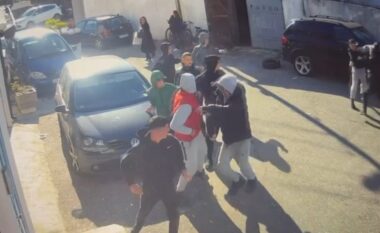 Plagosën tre të rinj afër shkollës, lirohen dy adolehentët në Shkodër