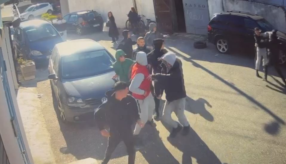 Plagosën tre të rinj afër shkollës, lirohen dy adolehentët në Shkodër