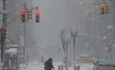 Stuhia e fortë paralizon Nju Jorkun, shpallet gjendje emergjence, anulohen mijëra fluturime