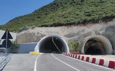 E rëndë në Vlorë/ Merr flakë makina brenda tunelit të Llogarasë, gjendet një person i djegur