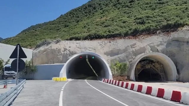 E rëndë në Vlorë/ Merr flakë makina brenda tunelit të Llogarasë, gjendet një person i djegur