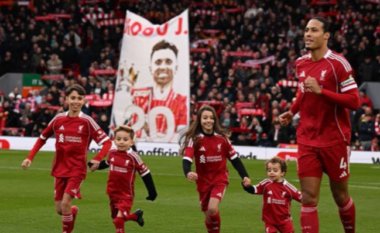 VIDEO emocionuese/ Fëmijët e Diogo Zhotës krah kapitenit Van Dajk në “Anfield”