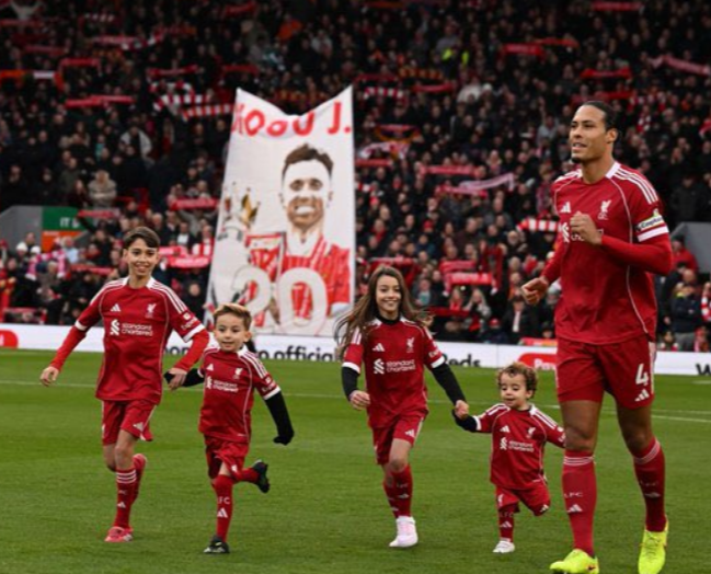 VIDEO emocionuese/ Fëmijët e Diogo Zhotës krah kapitenit Van Dajk në “Anfield”