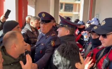 “Haram votat tona”- Prej 5 ditësh pa ujë, qytetarët e Vlorës protestojnë para bashkisë: O qeveritarë të poshtër, maskarenj! Përplasje edhe me policinë (VIDEO)