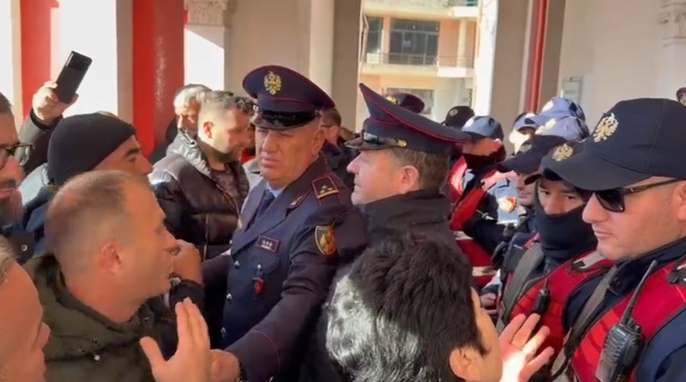 Prej 5 ditësh pa ujë, qytetarët e Vlorës protestojnë para Bashkisë: Haram votat tona, o qeveritarë të poshtër, maskarenj, përplasje edhe me policinë (VIDEO)