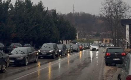 Trafik kilometrik në aksin Prrenjas-Elbasan, paralizohet qarkullimi i automjeteve (VIDEO)