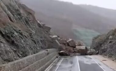 Kushtoi 260 mln euro/ Shembet sërish aksi Qukës-Qafë Plloçë, rruga e Ballukut shkakton aksidente (VIDEO)