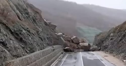 Kushtoi 260 mln euro/ Shembet sërish aksi Qukës-Qafë Plloçë, rruga e Ballukut shkakton aksidente (VIDEO)