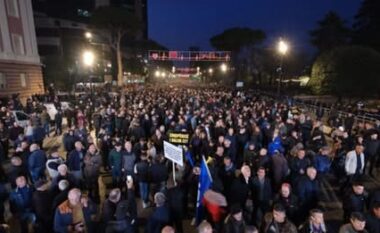 PD proteston sot në Tiranë përpara Kryeministrisë, bllokime rrugësh dhe masa të shtuara policore