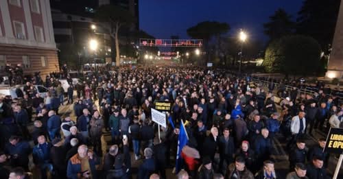 PD proteston sot në Tiranë përpara Kryeministrisë, bllokime rrugësh dhe masa të shtuara policore