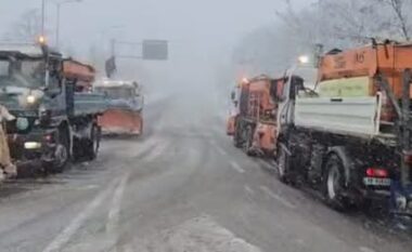 Borëpastruesja përplas 3 makina në Rrugën e Arbrit, një person dërgohet me urgjencë në spital