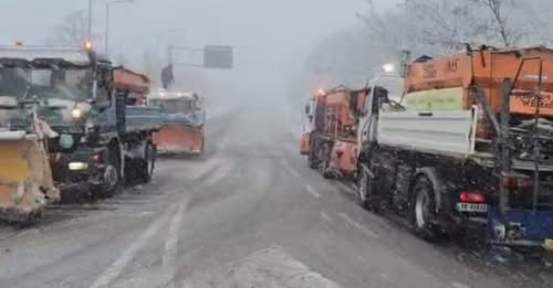Borëpastruesja përplas 3 makina në Rrugën e Arbrit, një person dërgohet me urgjencë në spital
