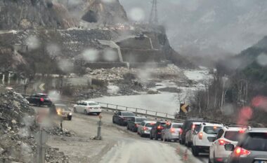 Reshjet e shiut dhe dëborës në vendin tonë, radhë kilometrike në aksin Librazhd-Elbasan (FOTO)