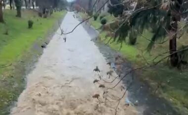 Moti i keq në Tiranë, fryhet lumi Lana, rrezikon të dalë nga shtrati (VIDEO)