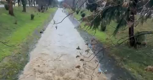 Moti i keq në Tiranë, fryhet lumi Lana, rrezikon të dalë nga shtrati (VIDEO)