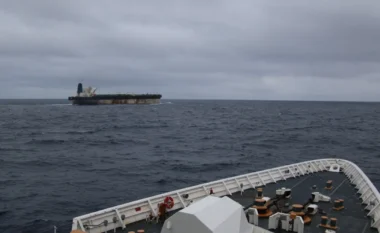 Cisterna e sekuestruar nga SHBA-ja, vjen reagimi i ashpër i Rusisë: Askush s’ka të drejtë të përdorë forcë ndaj anijeve të huaja