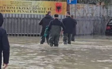 Ministri i Drejtësisë vesh çizmet dhe viziton burgun e përmbytur të politikanëve “VIP” në Durrës